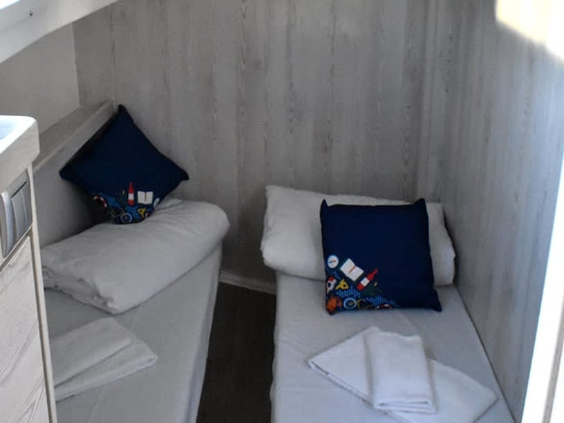 Homps Motorboat 5 cabin 12 berths 12 guests 14.99 m Listing Number: #26581 3