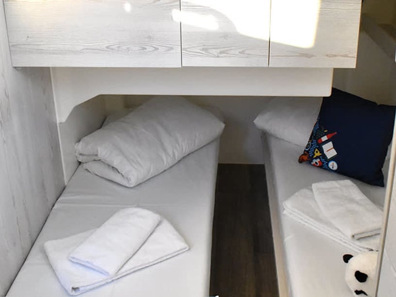 Homps Motorboat 5 cabin 12 berths 12 guests 14.99 m Listing Number: #26581 4