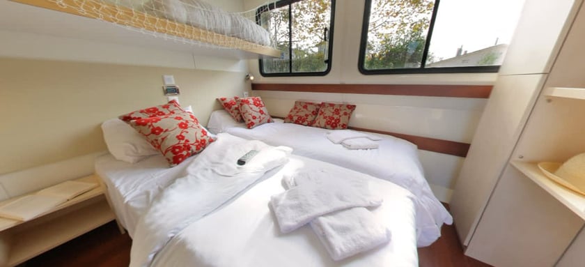 Portiragnes Motorboat 3 cabin 10 berths 9 guests 14.97 m Listing Number: #26625 3