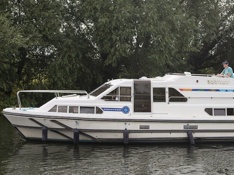 Hindeloopen Motorboat 3 cabin 6 berths 6 guests 11.9 m Listing Number: #26653