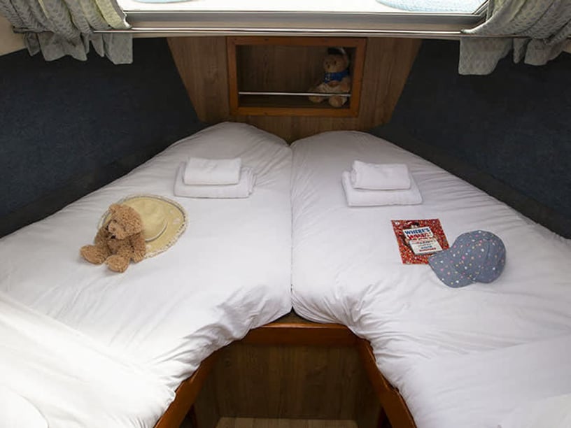 Messac Motorboat 3 cabin 6 berths 6 guests 11.9 m Listing Number: #26690 3