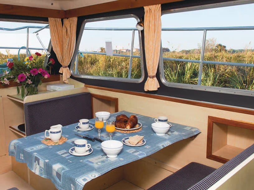 Portiragnes Motorboat 1 cabin 5 berths 5 guests 9 m Listing Number: #26815 2