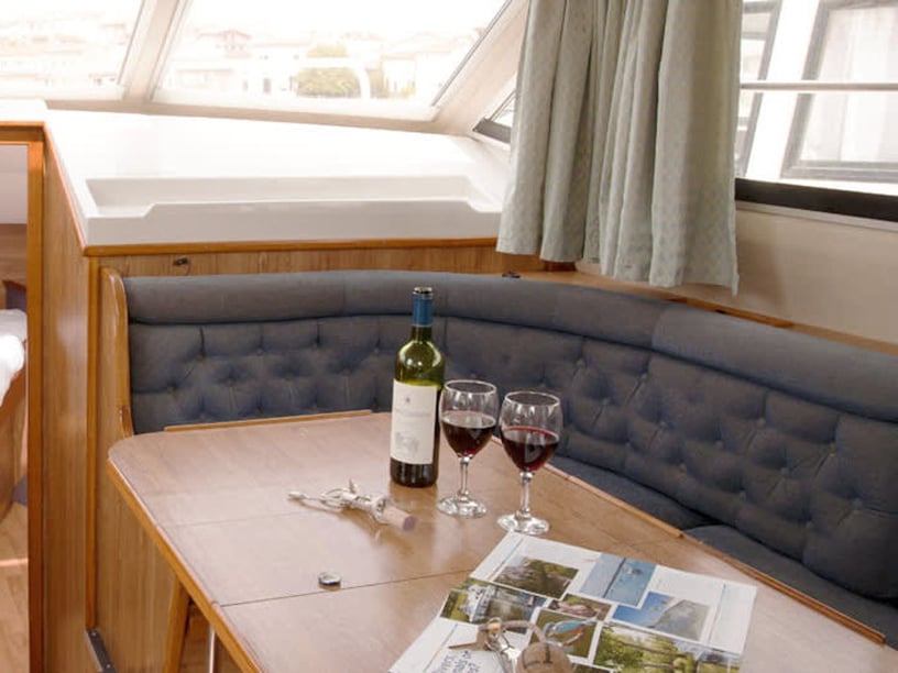 Douelle Motorboat 2 cabin 6 berths 6 guests 9 m Listing Number: #26820 3