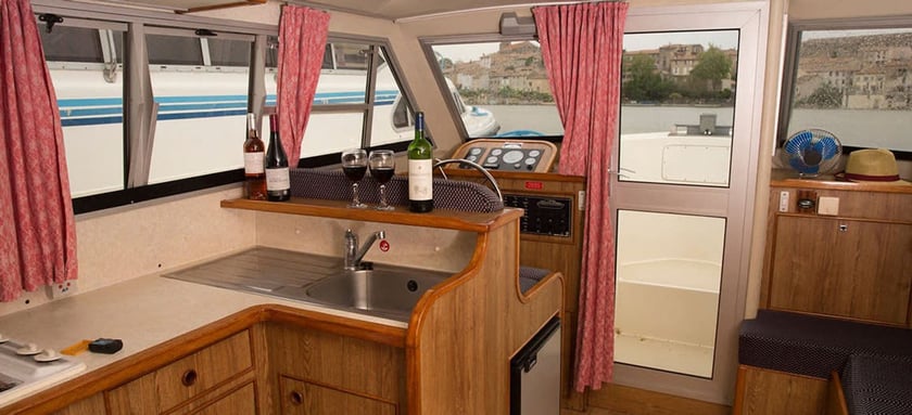 Decize Motorboat 1 cabin 4 berths 4 guests 8.8 m Listing Number: #26827 5