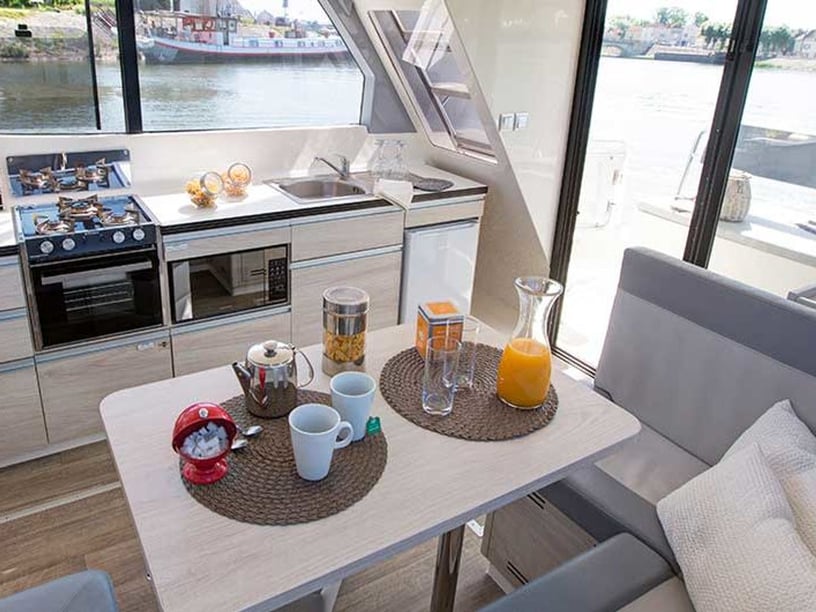 Homps Motorboot Cabine 2  5  slaapplaatsen 5  gasten 11.5 m Lijstnummer: #26914 2