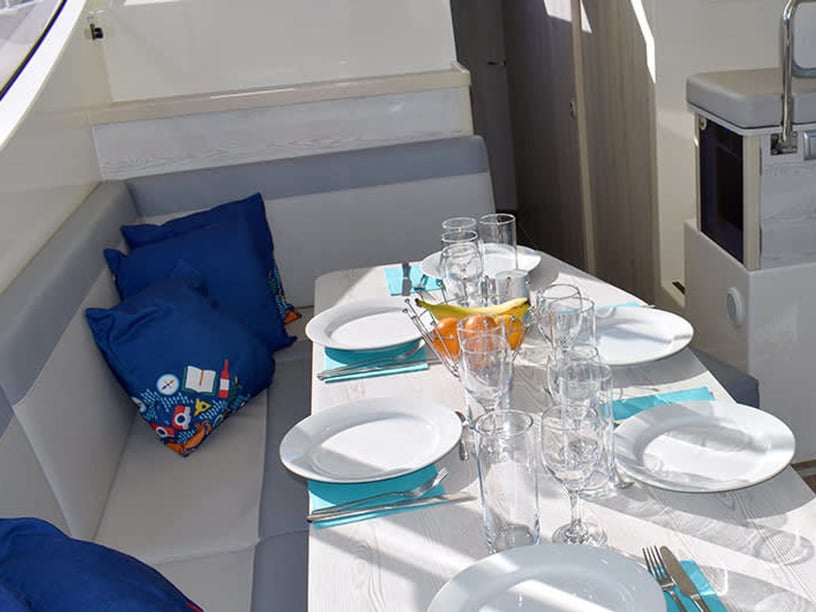 Migennes Motorboat 4 cabin 9 berths 9 guests 13 m Listing Number: #26946 2