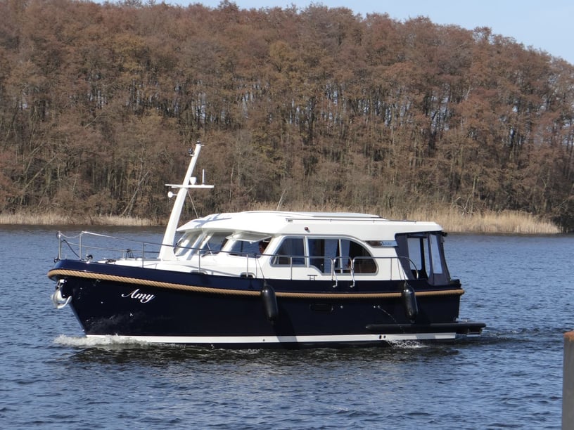 Mirow Motorboat 1 cabin 2 berths 4 guests 9.35 m Listing Number: #26954