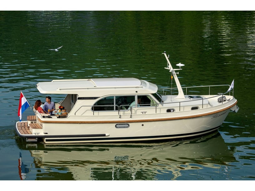 Mirow Motorboat 1 cabin 2 berths 4 guests 9.35 m Listing Number: #26954