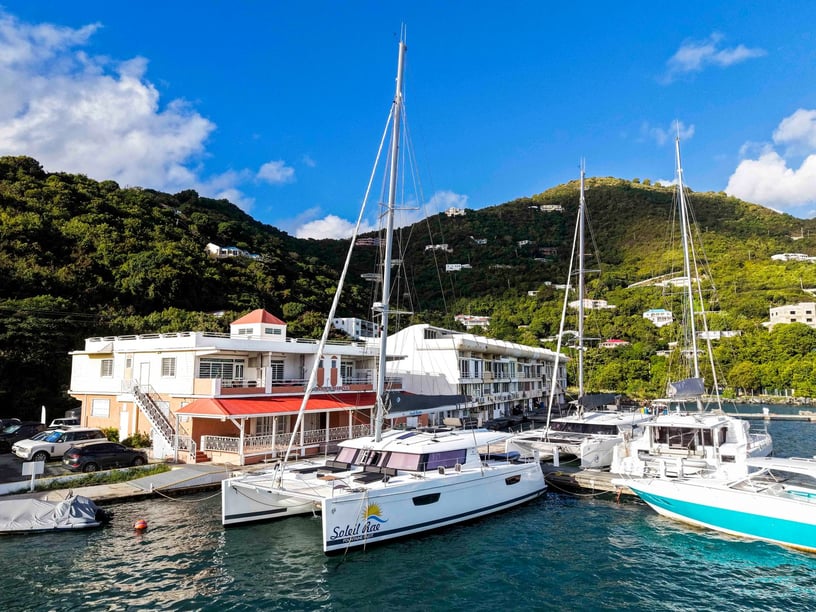 Road Town Catamaran Cabine 5  10  slaapplaatsen 12  gasten 14.96 m Lijstnummer: #26962