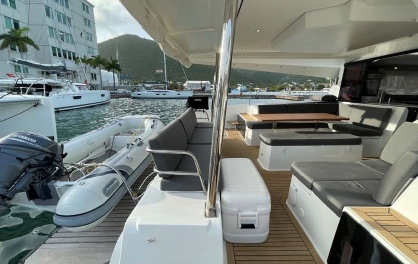 Road Town Catamaran Cabine 4  Couchettes 8  Invités 8  13.45 m Numéro de l'annonce: #26965 3