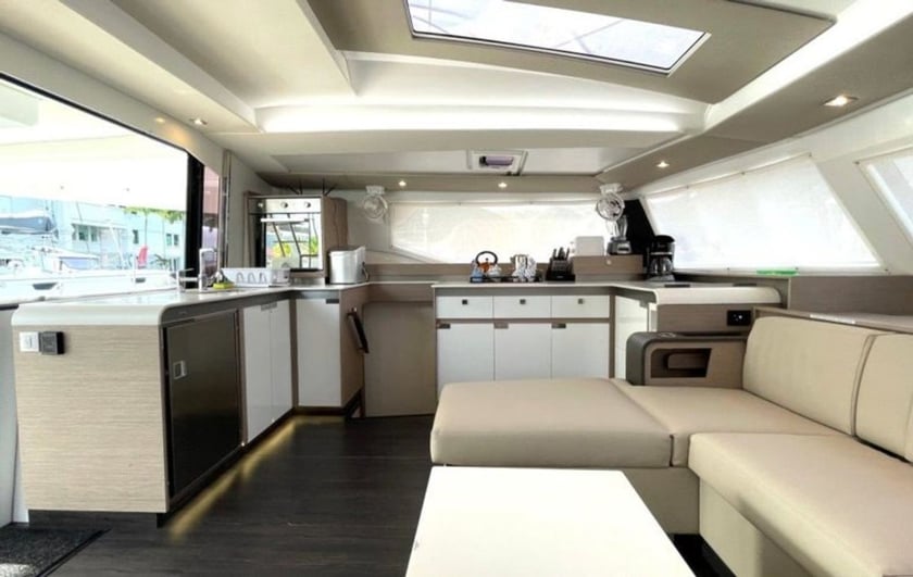 Road Town Catamaran Cabine 4  Couchettes 8  Invités 8  13.45 m Numéro de l'annonce: #26965 5