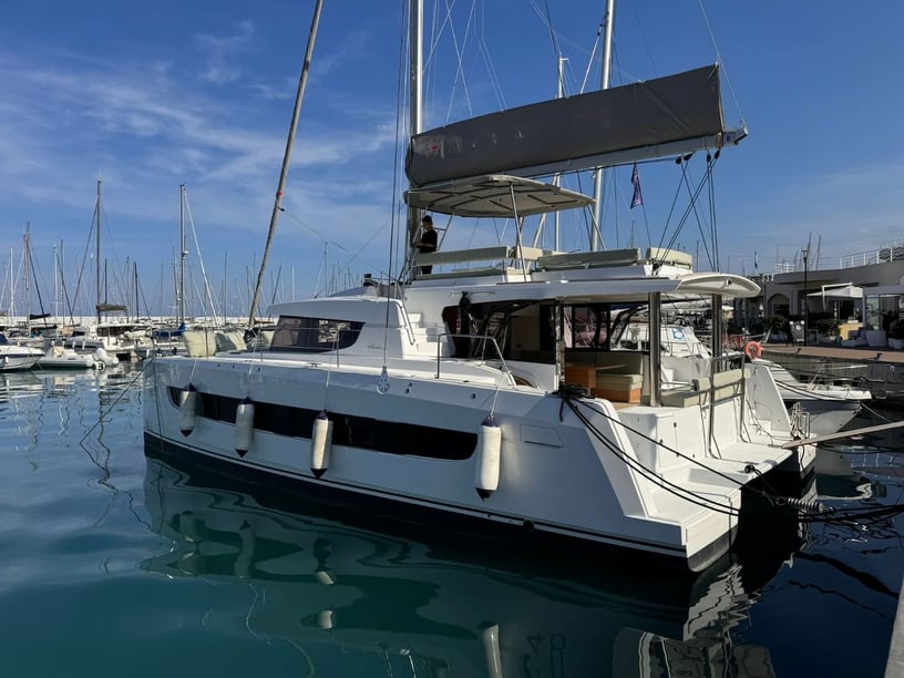 Capo d'Orlando Catamaran Cabine 4  10  slaapplaatsen 10  gasten 14.82 m Lijstnummer: #26968