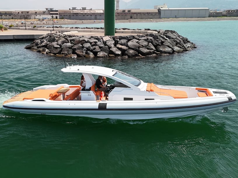 Torre Annunziata Lancha motora Cabina 1  1  literas 18  invitados 13.25 m Número de anuncio: #26972