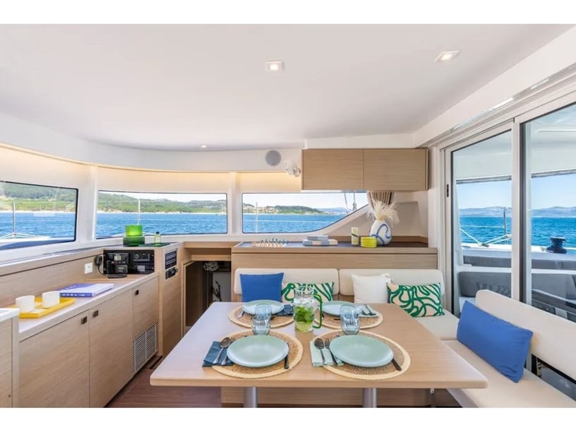 Road Town Catamaran Cabine 4  Couchettes 8  Invités 8  12.8 m Numéro de l'annonce: #26981 2