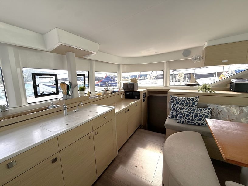 Road Town Catamaran Cabine 4  Couchettes 8  Invités 8  12.8 m Numéro de l'annonce: #26981 3