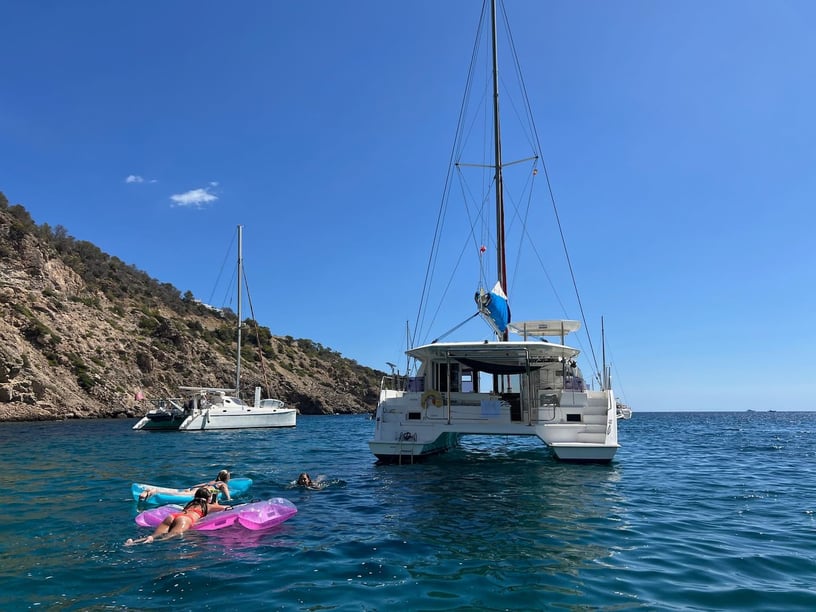 Alghero Catamaran 4 cabin 8 berths 8 guests 11.99 m Listing Number: #26986 3