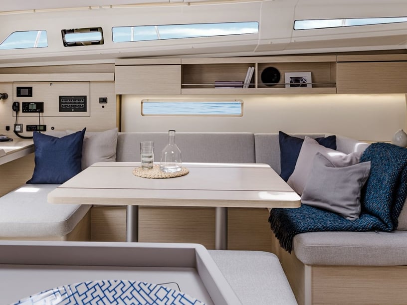 San Vincenzo Zeilboot Cabine 3  8  slaapplaatsen 8  gasten 11.99 m Lijstnummer: #27027 2