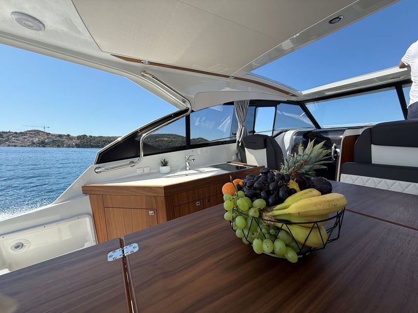 Trogir Motorboat 2 cabin 4 berths 8 guests 9.85 m Listing Number: #27079 2