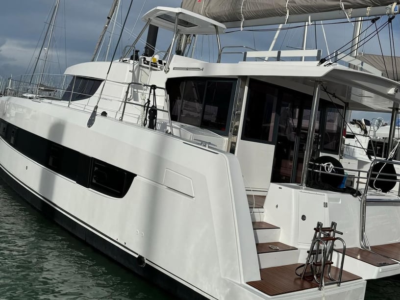 Cagliari Catamarano cabina 5  cuccette 9  9  ospiti 13.75 m Numero dell'inserzione: #27095