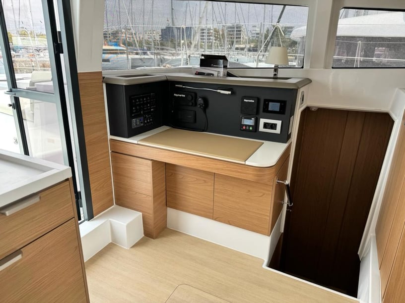 Athene Catamaran Cabine 6  10  slaapplaatsen 10  gasten 12.85 m Lijstnummer: #27110 4