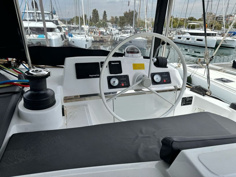 Athene Catamaran Cabine 6  10  slaapplaatsen 10  gasten 12.85 m Lijstnummer: #27110 3