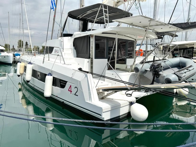 Athene Catamaran Cabine 6  10  slaapplaatsen 10  gasten 12.85 m Lijstnummer: #27110
