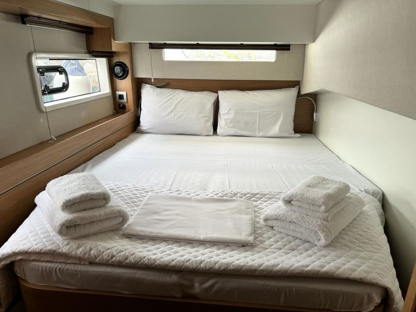 Athene Catamaran Cabine 6  10  slaapplaatsen 10  gasten 12.85 m Lijstnummer: #27110 5