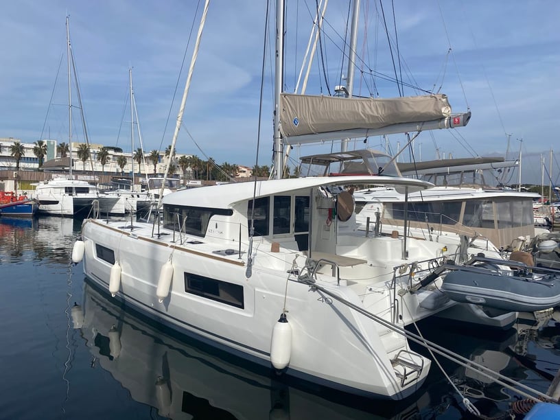 Hyères Katamaran 4 Kabine 10 Liegeplätze 10 Gäste 11.74 m Nummer des Inserats: #27136