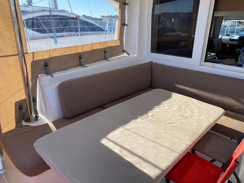 Hyères Katamaran 4 Kabine 10 Liegeplätze 10 Gäste 11.74 m Nummer des Inserats: #27136 2