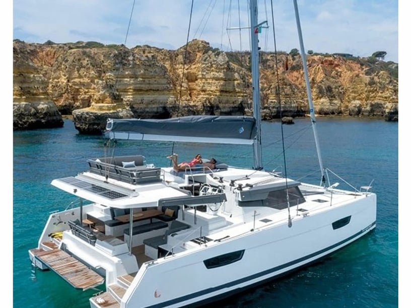 Hyères Katamaran 4 Kabine 8 Liegeplätze 11 Gäste 13.45 m Nummer des Inserats: #27138