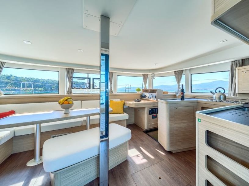 Saint-Martin - Philipsburg Catamaran Cabine 4  Couchettes 8  Invités 8  12.79 m Numéro de l'annonce: #27169 2