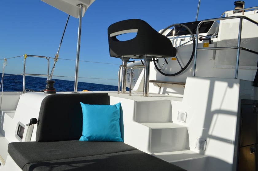 Saint-Martin - Philipsburg Catamaran Cabine 4  Couchettes 8  Invités 8  12.79 m Numéro de l'annonce: #27169 4