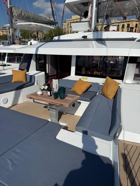 Furnari Catamarán Cabina 6  14  literas 14  invitados 15.9 m Número de anuncio: #27222 3