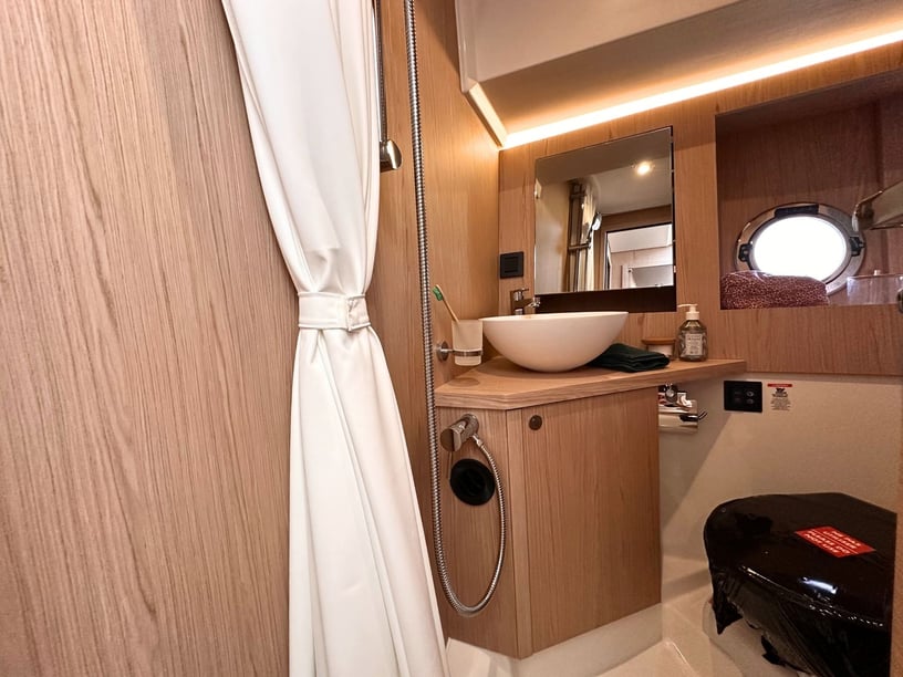 Split Sürat Teknesi 3 kabin Konaklama 7 kişi Seyir 12 kişi 13.43 m İlan No: #27257 4