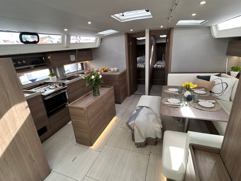 Split Sailboat 5 cabin 12 berths 12 guests 16.28 m Listing Number: #27259 2