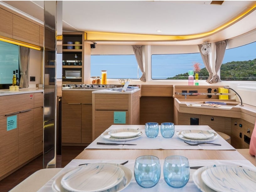 Seget Donji Catamarán Cabina 6  12  literas 12  invitados 13.99 m Número de anuncio: #27262 2