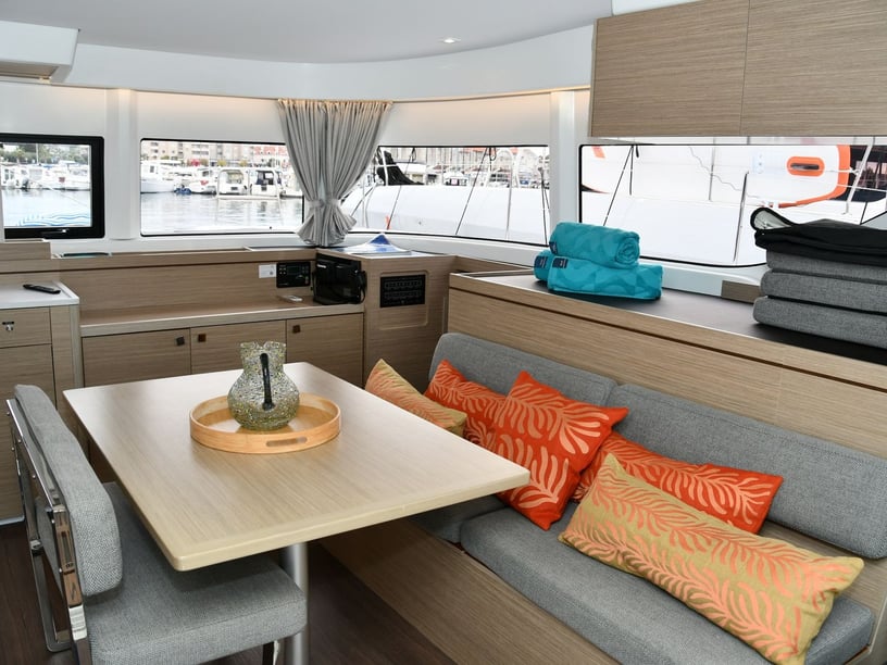 Dubrovnik Catamaran Cabine 4  Couchettes 8  Invités 8  13.85 m Numéro de l'annonce: #27266 2