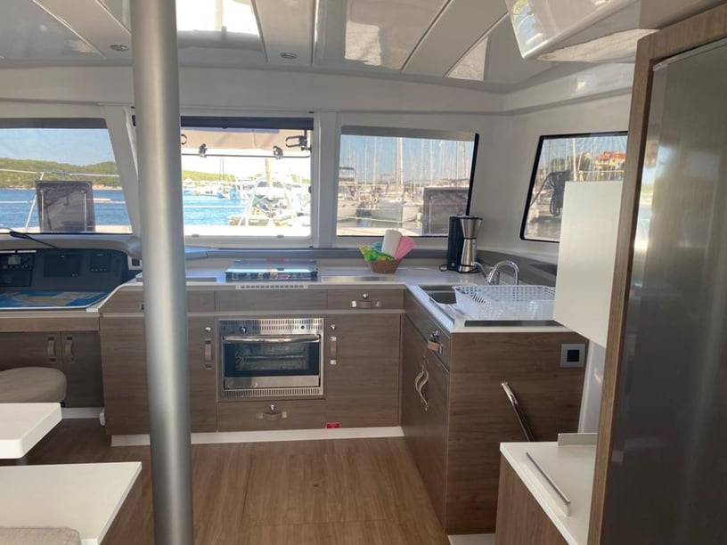 Sibenik Catamaran Cabine 4  10  slaapplaatsen 12  gasten 12.31 m Lijstnummer: #27271 3