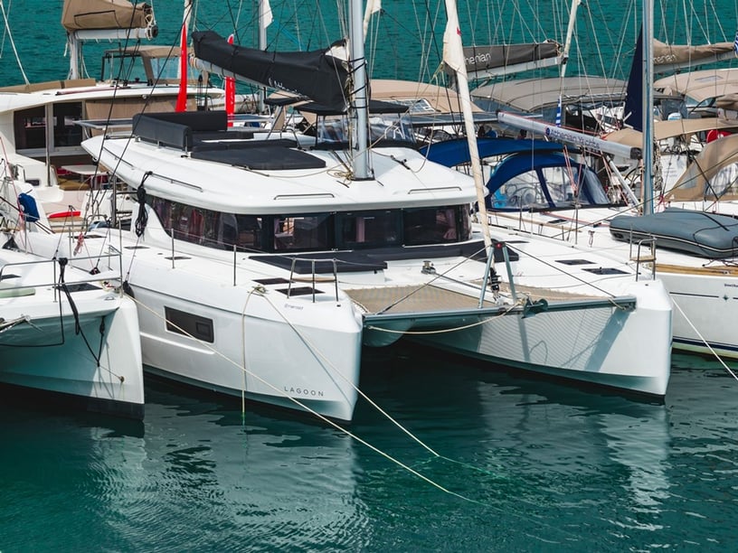 Nydri Catamaran Cabine 4  12  slaapplaatsen 12  gasten 13.85 m Lijstnummer: #27314