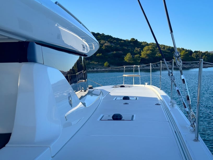 Seget Donji Catamarán Cabina 5  11  literas 12  invitados 13.85 m Número de anuncio: #27340
