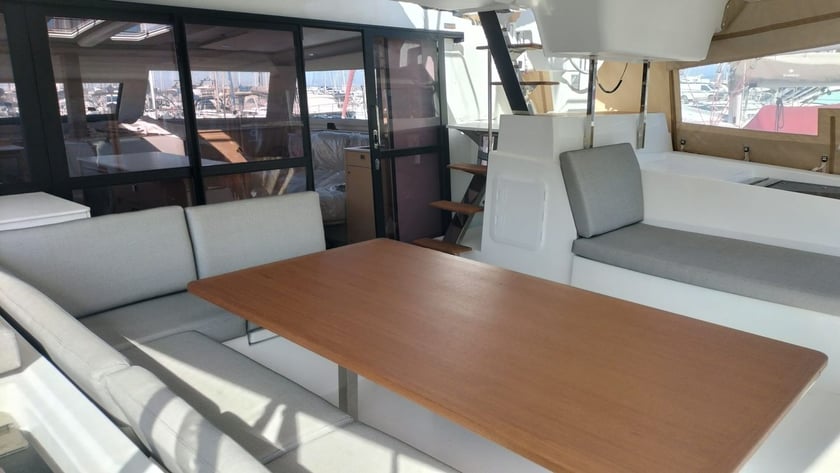 Castellammare di Stabia Catamaran Cabine 5  11  slaapplaatsen 11  gasten 15.54 m Lijstnummer: #27342 4