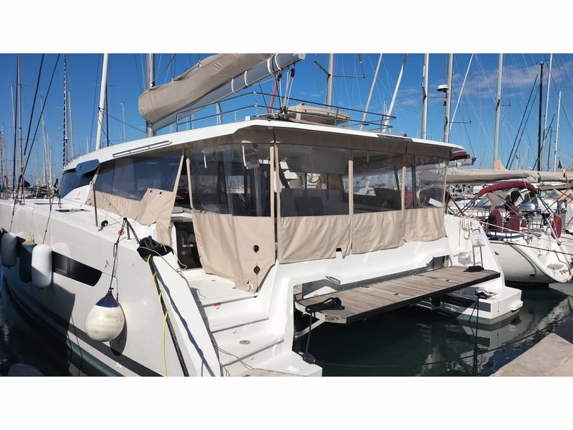 Castellammare di Stabia Catamaran Cabine 5  11  slaapplaatsen 11  gasten 15.54 m Lijstnummer: #27342