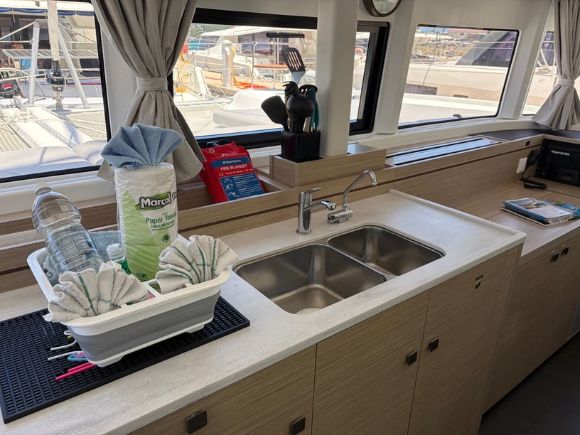 Road Town Catamaran Cabine 3  6  slaapplaatsen 8  gasten 12.8 m Lijstnummer: #27400 3