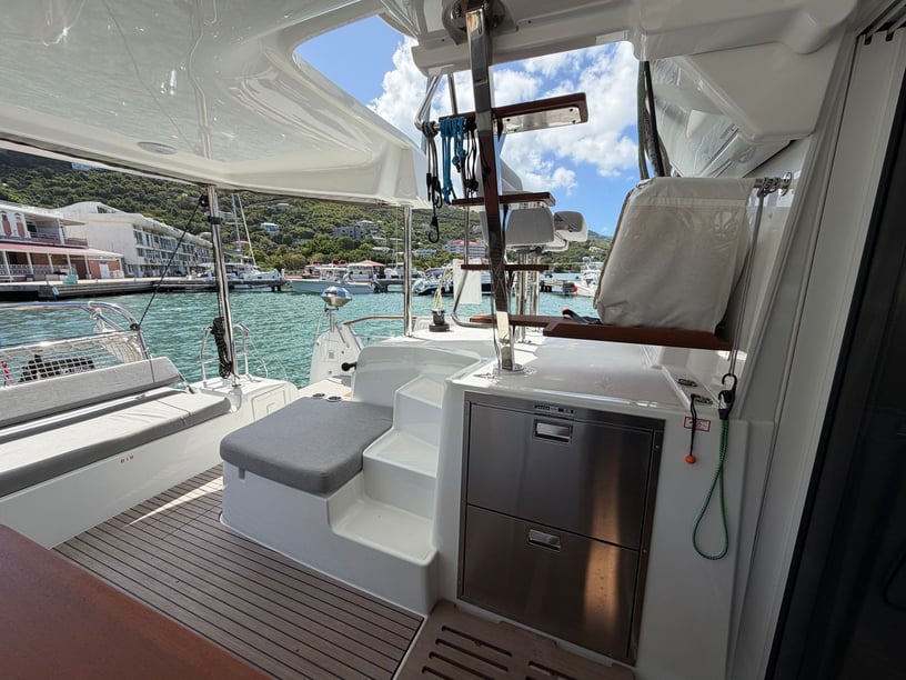 Road Town Catamaran Cabine 3  6  slaapplaatsen 8  gasten 12.8 m Lijstnummer: #27400 5