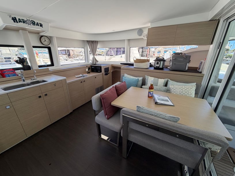 Road Town Catamaran Cabine 3  6  slaapplaatsen 8  gasten 12.8 m Lijstnummer: #27400 2