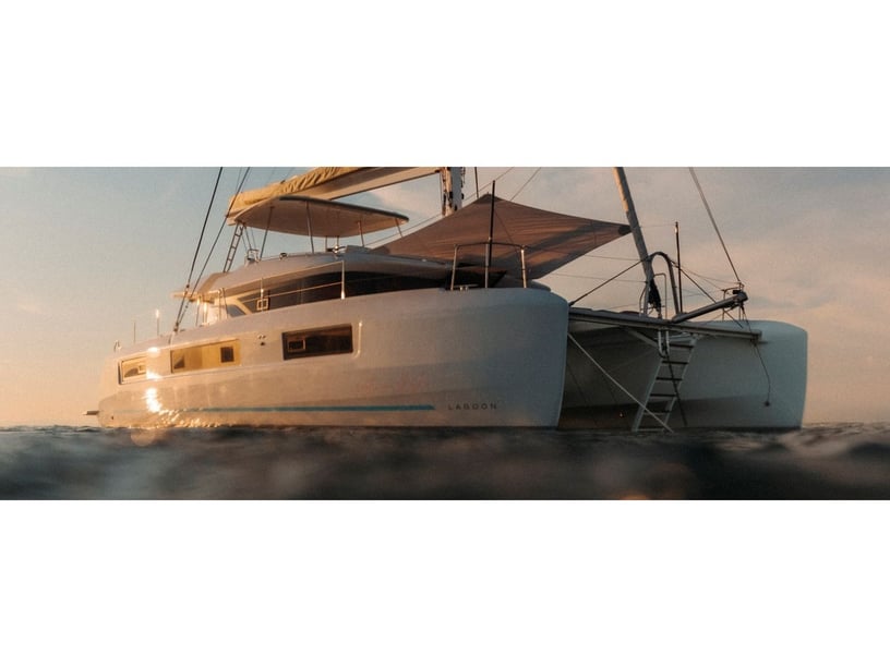 Kaštel Gomilica Catamarano cabina 6  cuccette 12  12  ospiti 15.6 m Numero dell'inserzione: #27404