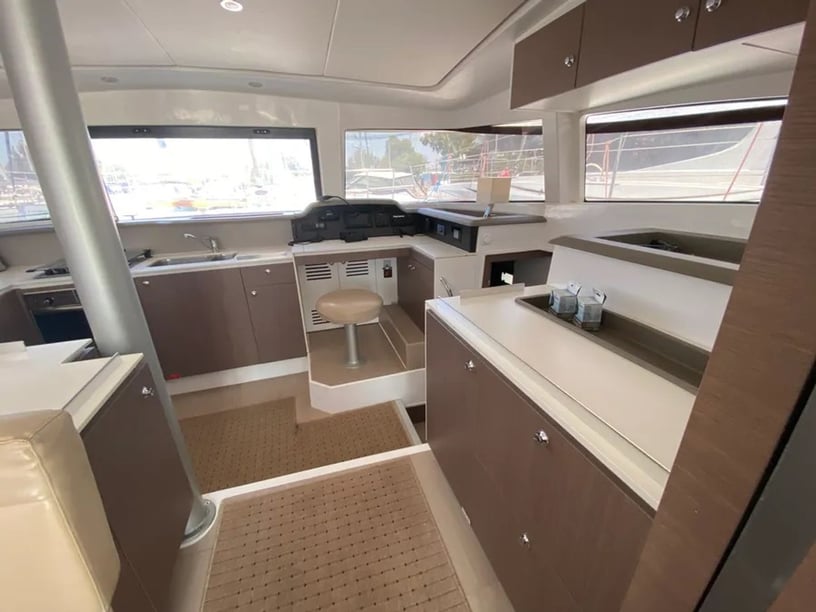 Athen Katamaran 4 Kabine 8 Liegeplätze 8 Gäste 12.35 m Nummer des Inserats: #27406 5