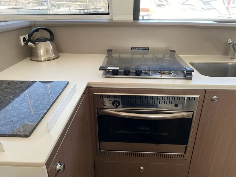 Athen Katamaran 4 Kabine 8 Liegeplätze 8 Gäste 12.35 m Nummer des Inserats: #27406 4