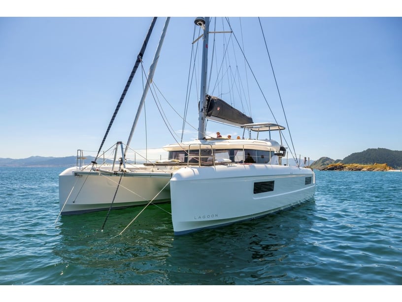 Kaštel Gomilica Catamaran Cabine 3  6  slaapplaatsen 9  gasten 13.85 m Lijstnummer: #27420