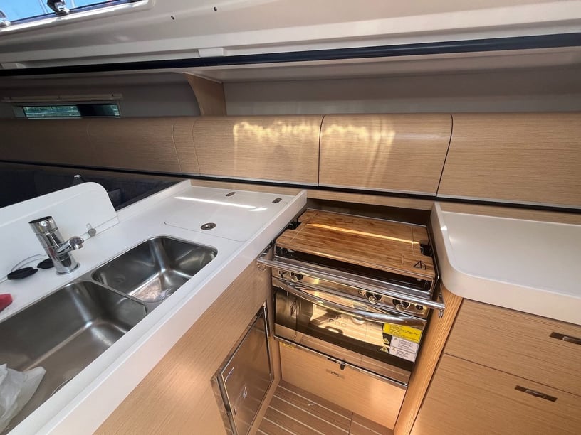 Punat Voilier Cabine 3  Couchettes 6  Invités 6  12.07 m Numéro de l'annonce: #27422 4